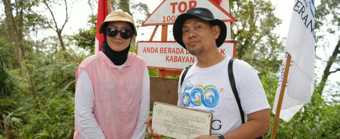 DWP Dinas PUPR Kabupaten Serang Kibarkan Bendera di Puncak Gunung Prakasak, Semarakkan Hari Jadi ke-500