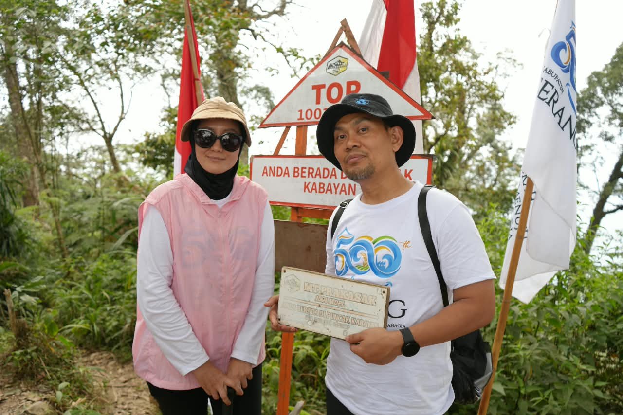 DWP Dinas PUPR Kabupaten Serang Kibarkan Bendera di Puncak Gunung Prakasak, Semarakkan Hari Jadi ke-500